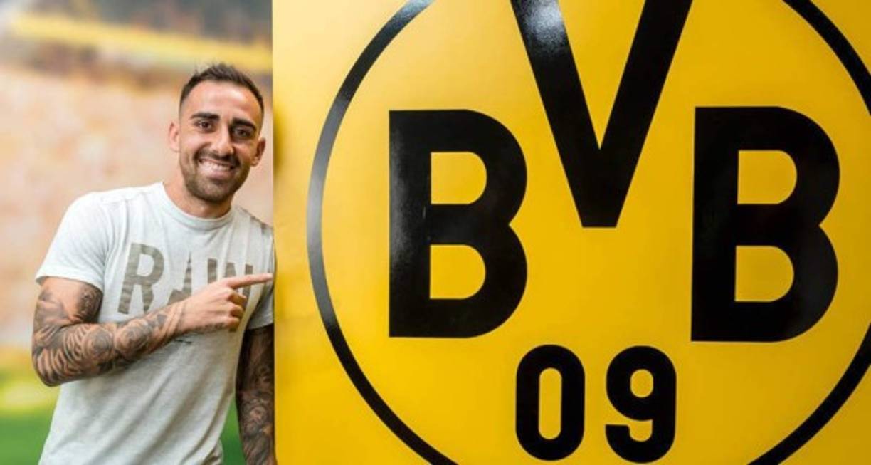 El delantero Paco Alcácer, por el que el Barça pagó 30 millones de euros al Valencia en el verano de 2016, se marcha cedido una temporada al Borussia Dortmund a cambio de unos 2 millones de euros además de la ficha del jugador. Nueva baja en el club culé.