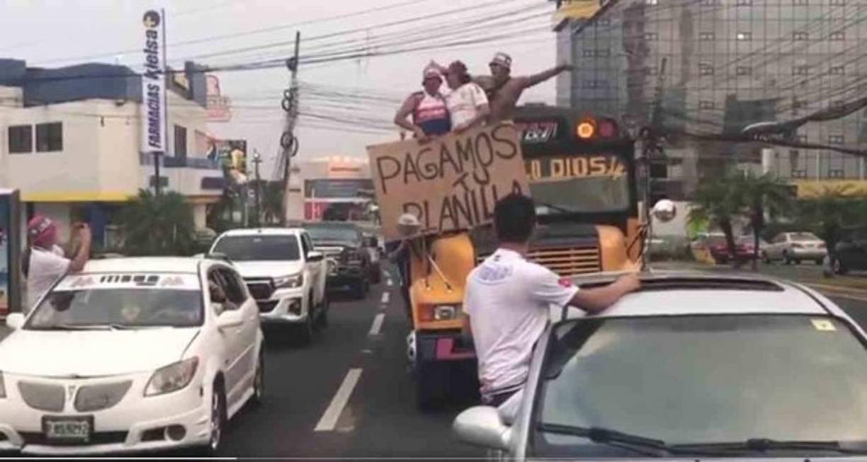 Seguidores de la barra del Olimpia llegaron en un buen número y portaron un mensaje dedicado al Real España con el texto: 'Pagamos tu planilla' luego de que los ubicaron al sector de preferencia norte.