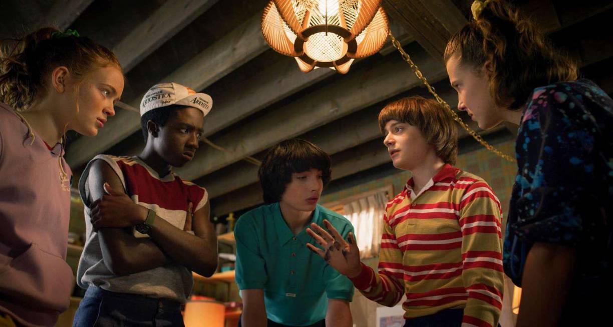 La serie, creada por los hermanos Duffer, se estrenó el 15 de julio de 2016 y se convirtió rápidamente en un fenómeno cultural. Con su mezcla de nostalgia ochentera, ciencia ficción y drama, Stranger Things cautivó a millones de espectadores en todo el mundo. 