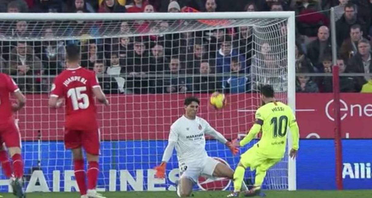 Lionel Messi en el minuto 68 sacó su magia y anotó el segundo gol del Barcelona. Le pasó por encima el balón al portero del Girona. Un golazo.