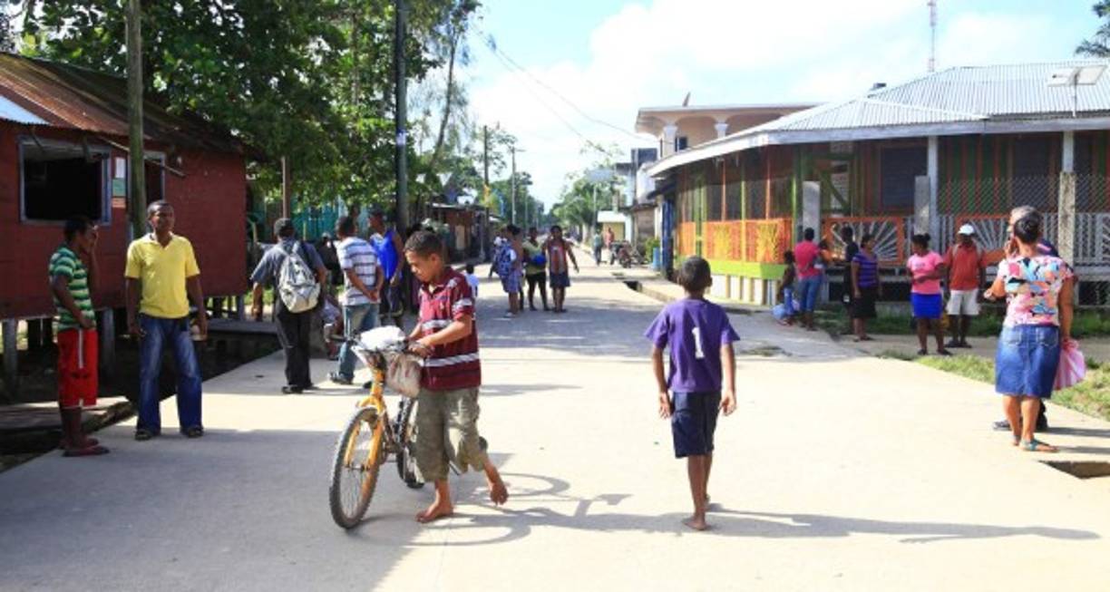 Una panorámica del municipio de Brus Laguna. Solo la calle principal está pavimentada. Fotos: Jordan Perdomo.
