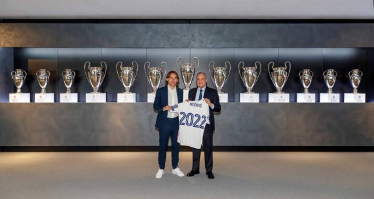 El centrocampista Luka Modric ha renovado por un año con el Real Madrid, hasta junio de 2022, informó el club blanco: 'Feliz y orgulloso de seguir vistiendo la camiseta del mejor equipo del mundo', escribió el Balón de Oro 2018 en sus redes sociales. Foto EFE.