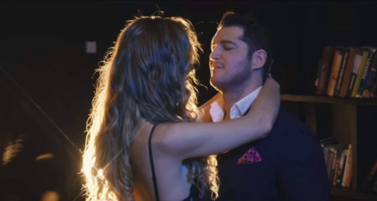 'El roce' es el segundo single de Nosotros en la noche, el décimo disco de estudio del cantante y fue filmado en El Rompido, una localidad de Cartayana en España.