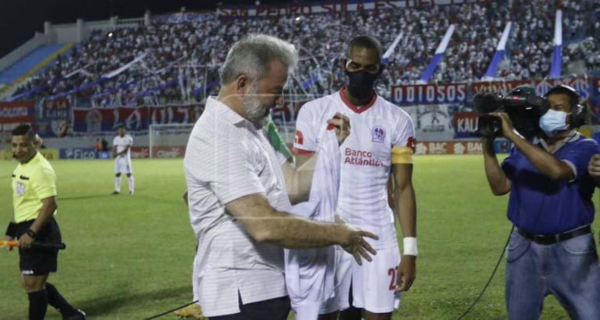 Roberto Contreras recibió una camiseta oficial del Olimpia, tetracampeón de Honduras.