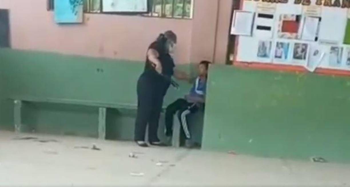 El niño respondió, aunque no se escucha con claridad qué fue lo que le dijo.