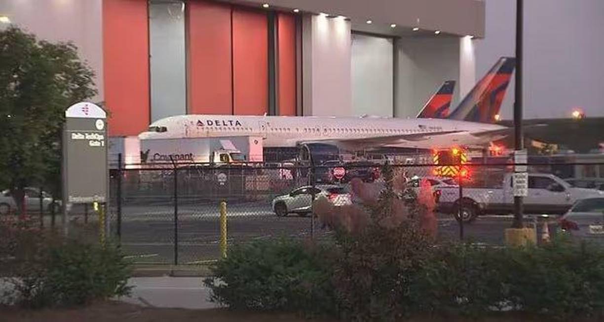 Delta Air Lines emitió un comunicado el martes por la mañana, confirmando que dos personas fallecieron en el incidente y otra resultó herida.
