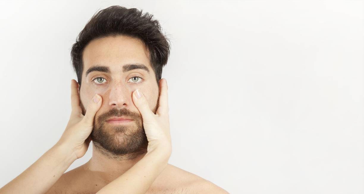 Identificar el rostro cansado de hombre es sencillo, pero quizá no lo sea tanto poner el punto en las causas. Lo primero es que notarás la piel estresada, esto se traduce en rojeces, sequedad y quizá alguna zona irritada. Además, notarás que le falta hidratación y, como consecuencia, se marcarán más las arrugas de expresión, sobre todo las que están alrededor de los ojos y la frente. 