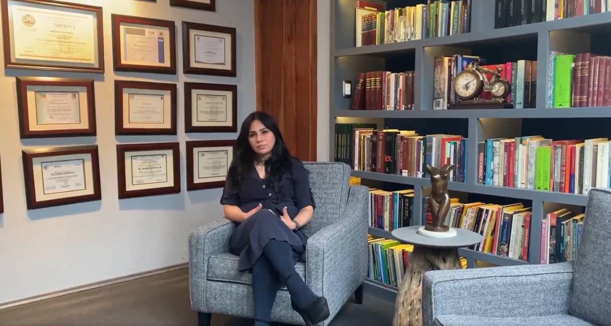 Las intimidaciones escalaron a tal grado que le empezó a enviar imágenes de su familia y compañeros de trabajo, así como de todas las personas que entraban y salían de su oficina.