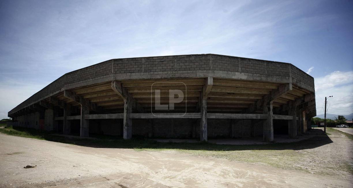 Construido en la recta final del gobierno del expresidente Roberto Suazo Córdova bajo el nombre Modesto Rodas Alvarado (histórico dirigente del Partido Liberal), el inmueble con capacidad para 25 mil espectadores figuraba como el tercer estadio más grande del país, lo cual hacía pensar a los pobladores de La Paz con que habrían eventos deportivos del más alto nivel, pero fue todo lo contrario, ya que el recinto estuvo abandonado por varias décadas, hasta el punto de ser denominado como un “elefante blanco”.