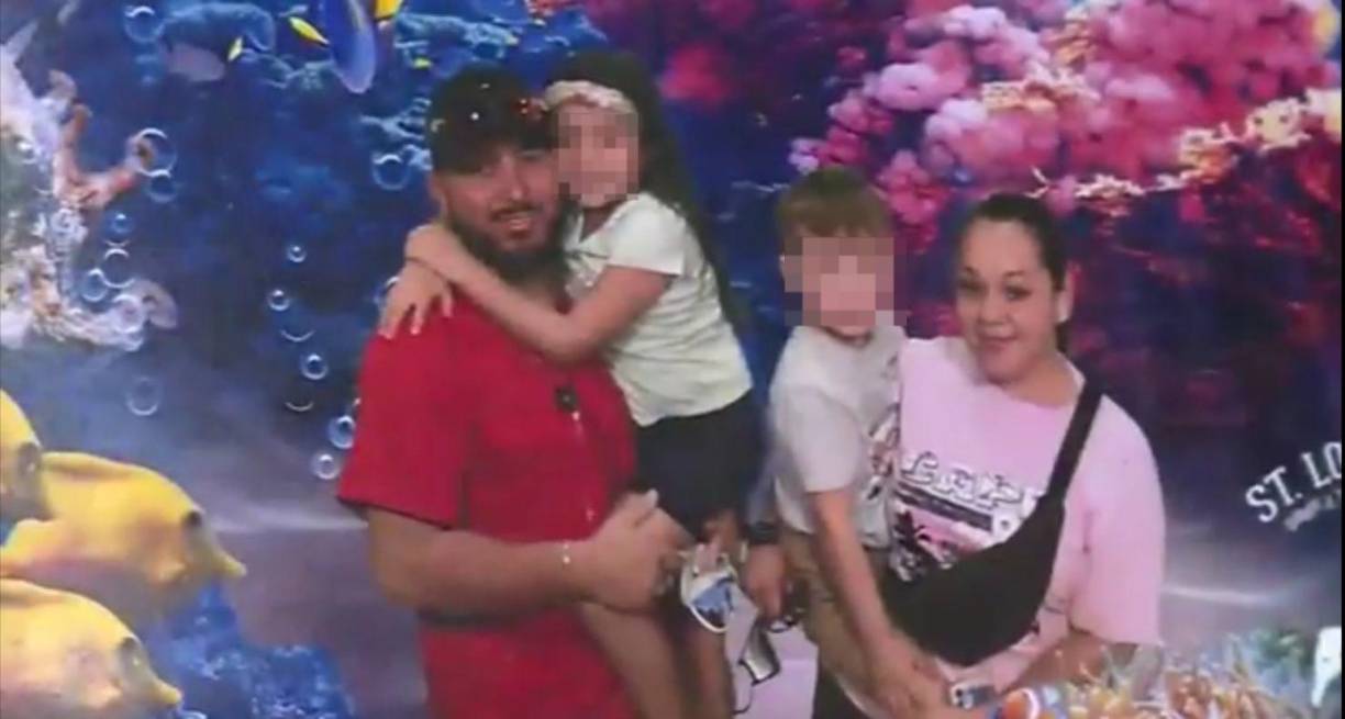 Uno de los ladrones registraba las bolsas y carteras de los invitados, mientras que el otro, que llevaba el arma de fuego, se paró detrás del novio.