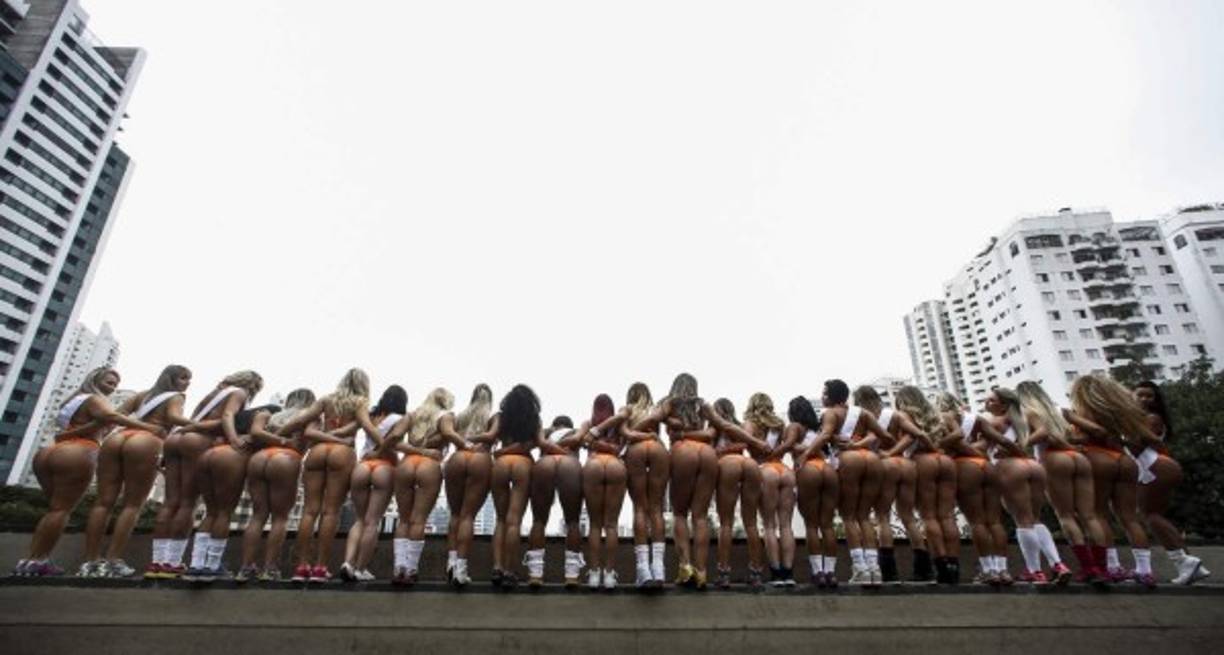 Las modelos participantes del Miss Bumbum 2016 se pasearon en bikini en la Avenida Paulista en Sao Paulo. El 9 de noviembre se seleccionará el trasero femenino más atractivo de Brasil.