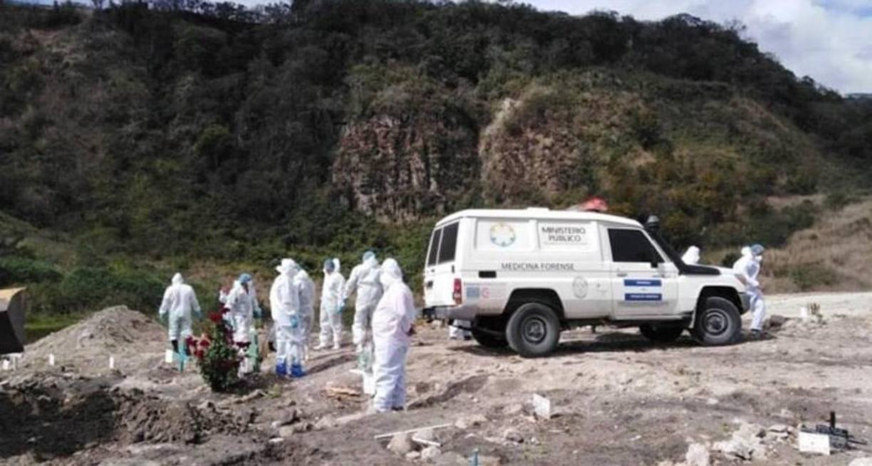 Hasta hace unos años los cadáveres eran sepultados en masa dentro de fosas de los cementerios municipales, pero a raíz de intervenciones de organizaciones de derechos humanos se destinó fondos para construir 95 cámaras aéreas de cemento con el objetivo de colocar únicamente dos cuerpos por nicho