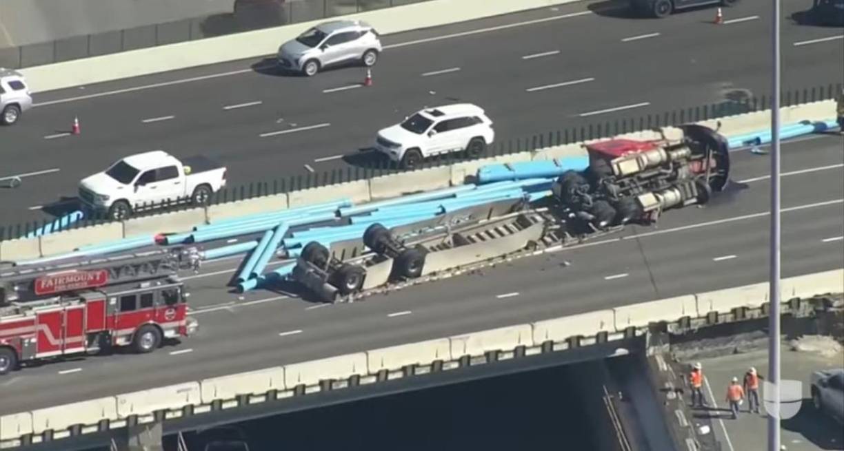 Según reportes, un tráiler se volcó en la autopista, lo que provocó que su carga de tubos se desparramara e impactara varios vehículos.