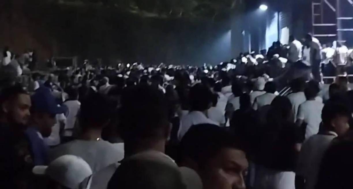 Pero, ¿cómo ocurrió la estampida? Los videos que se han difundido en redes sociales mostraron que las personas se agolparon frente a un portón que da ingreso al sector sur del estadio, que ya estaba saturado y cerró todas las puertas.