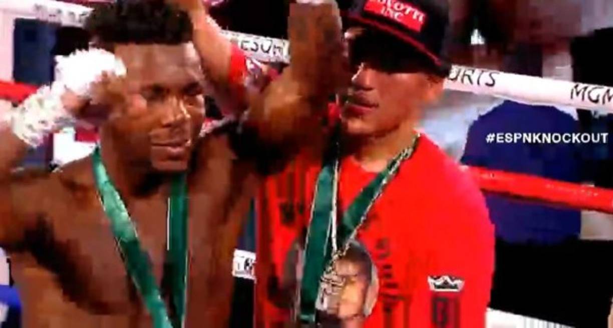 Tras el final de la pelea, el boxeador norteamericano llegó donde Josec Ruiz, para sorpresa de muchos le dio un abrazo y terminó levantando la mano del hondureño.