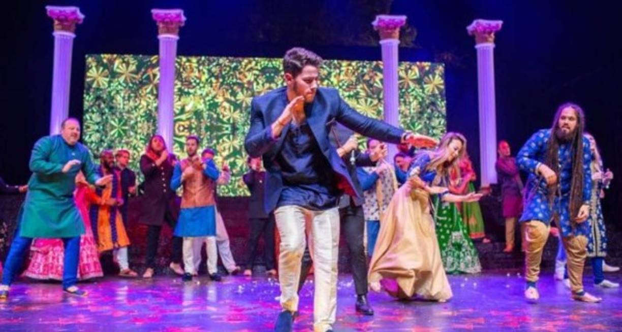 La ceremonia estuvo cargada del estilo Bollywood, con glamour y mucho baile.