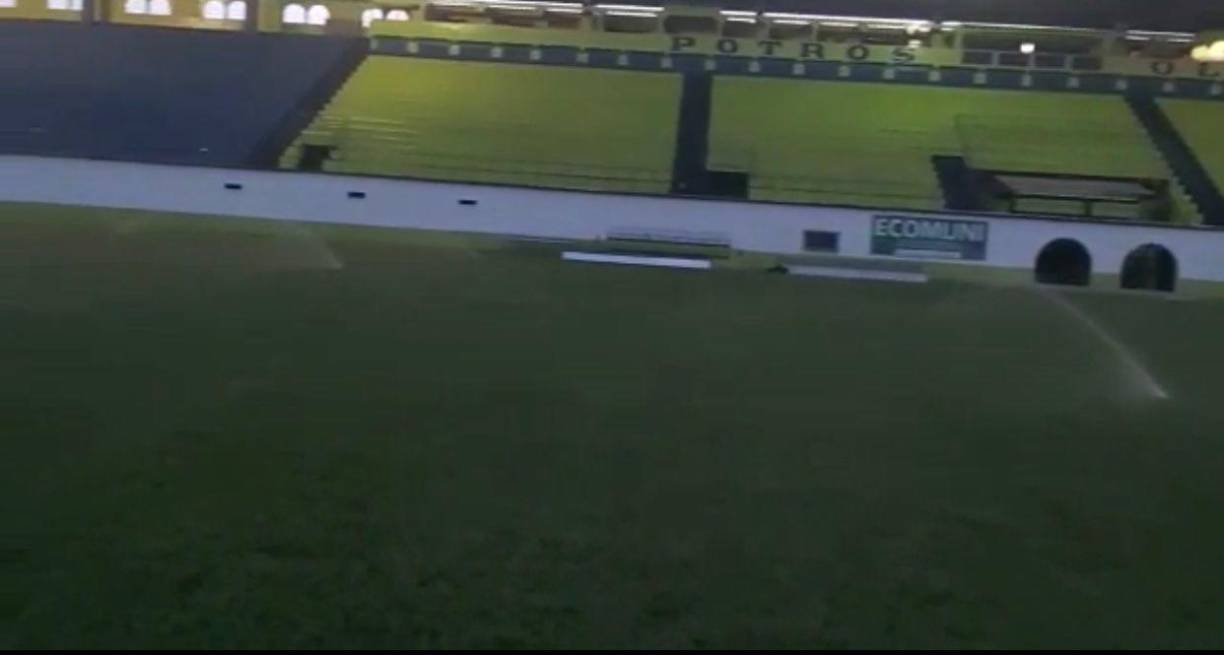 Una belleza. A la cancha se le implementó un sistema de espersorespara el riego del engramillado.