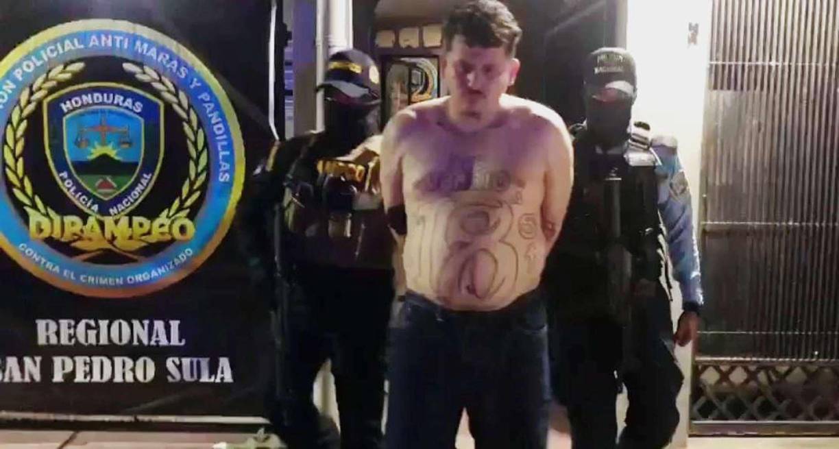 Una vez fue ubicado por autoridades, el hombre les disparó y por varios minutos evitó ser arrestado. Sin embargo, los agentes lograron ingresar a través de un cerco aledaño de la vivienda. 