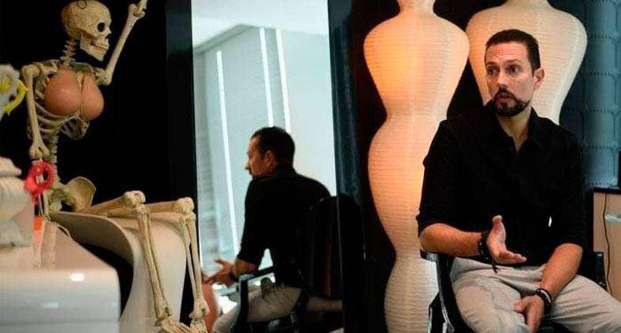 En una de sus últimas entrevistas antes de ser capturado, se le vio con un esqueleto al fondo y todo había sido visto normal ya que es un doctor. Sin embargo las nuevas fotografías han captado su afinidad del cirujano con la muerte.