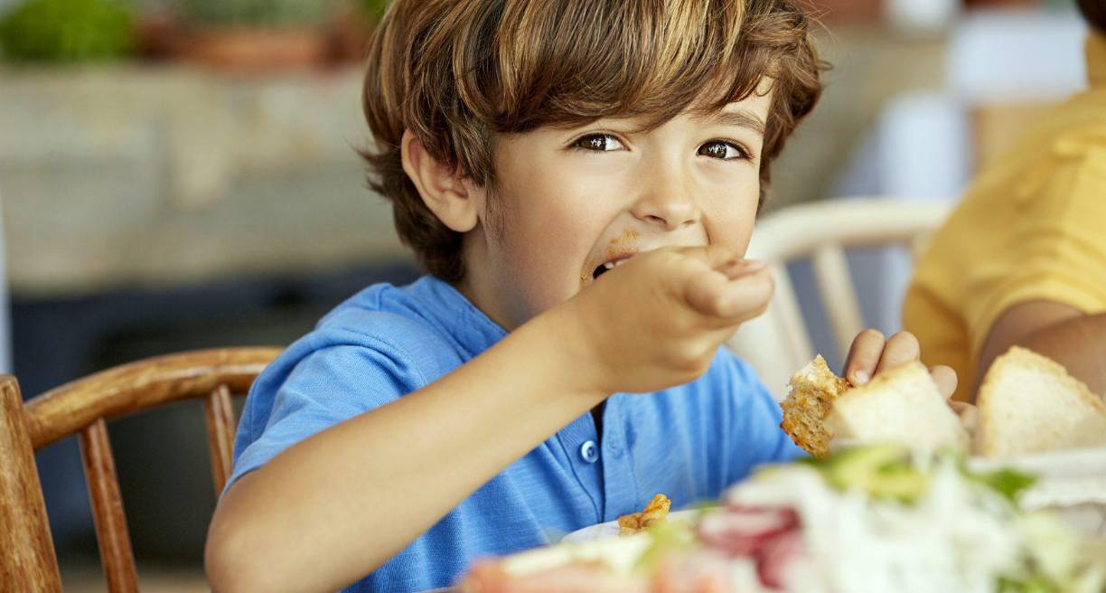 Tanto Reeves como Wassdorp Hurtado recomendaron “comer 5” para ayudar con el estreñimiento. Al comer cinco porciones de frutas y verduras al día, su hijo debería tener suficiente fibra en la dieta para promover unas evacuaciones sanas.- Asegúrese de que beba suficiente agua.- Anime a la actividad física, que con frecuencia ayuda a evacuar las heces.- Usar un banquillo para inodoro podría ayudar a su hijo a evacuar con más facilidad. Un banquillo para inodoro cambia la postura del cuerpo mientras se está sentado en el inodoro, de forma que evacuar las heces sea anatómicamente más fácil.