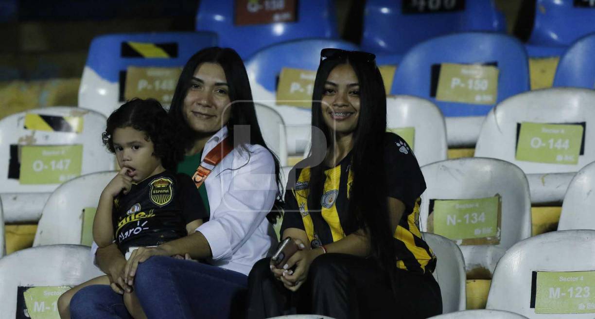 Un lindo ambiente familiar se vivió en el duelo Real España vs Vida.