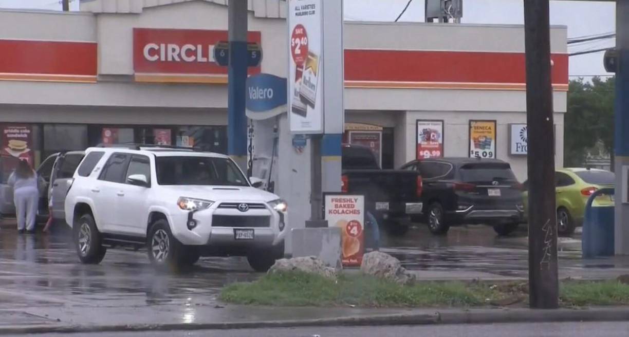 Con Gabriela ya herida, su acompañante condujo hasta una estación de gasolina para buscar ayuda, pero la víctima ya había fallecido.