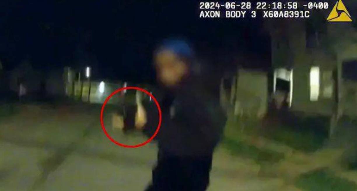 Las autoridades congelaron escenas del vídeo en las que Nyah Mway parece apuntar con el arma mientras corre hacia los agentes que lo persiguen. Los agentes también editaron el vídeo para señalar un círculo rojo en torno al arma que portaba el menor.