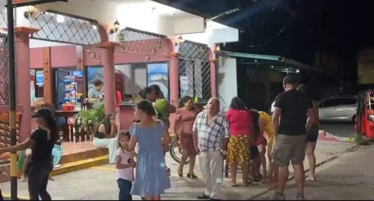 Según testimonios, unas 12 personas iban en la lancha para recorrer sobre el Lago de Yojoa, pero debido a fuertes vientos y lluvias la lancha se dio vuelta cayendo todos al Lago de Yojoa, resultando tres personas muertas por ahogamiento.