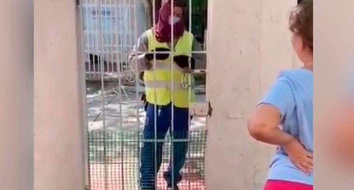 Este es el momento en el que los empleados de electricable se presentaron el domicilio del galeno. Familiares acudieron a las redes sociales para denunciar el hecho. “Ahí adentro hay un señor que se está muriendo con un respirador”.<br/><br/>'Se les dijo que entraran, que verificaran la situación de salud de mi papá, no se les dio la gana […] De verdad, que falta de humanidad”, comentó uno de sus familiares.