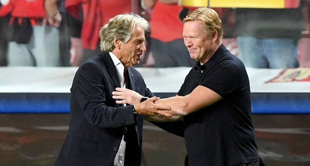 Ronald Koeman saludan a Jorge Jesús, entrenador del Benfica, antes del partido.