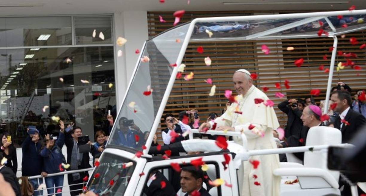 El papa previno el martes sobre la tentación de los 'sectarismos' y los 'liderazgos únicos', y clamó por 'inclusión a todos los niveles', en una misa multitudinaria en Quito a la que asistió el presidente Rafael Correa, acosado desde hace un mes por protestas.