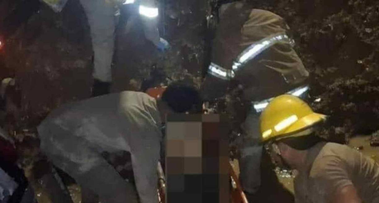 “Se transportaba una persona del sexo masculino el cual fue rescatado ya que se encontraba fuera ya que al momento del impacto salió y vehículo cayendo sobre el cuerpo del mismo y quedando sumergido en un quinel de aguas fluviales”, fue el informe de tránsito. 