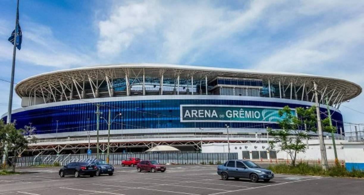En la imagen, el Arena do Grêmio. Fue inaugurado el 8 de diciembre de 2012. Es el estadio local del Gremio y reemplaza al Estadio Olímpico Monumental. Tiene una capacidad para 55,662 personas, además es uno de los lugares más modernos de Sudamérica.