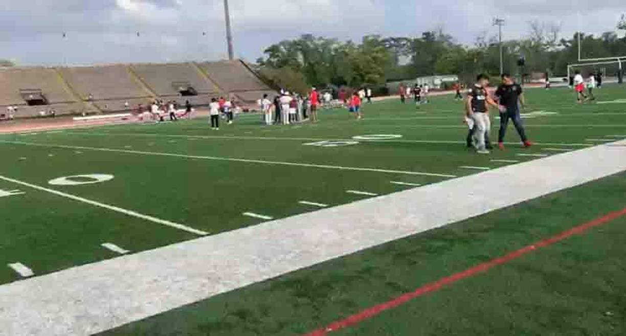 Aficionados invadieron el campo ya que le pidieron fotografías a la plantilla del Olimpia. Esto provocó un retraso para el inicio del partido-.