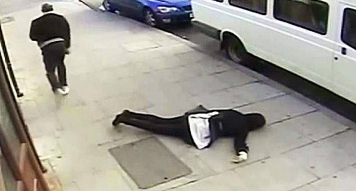 El reto del knockout que busca que el participante agreda a una persona desprevenida golpeándola con el puño u otro elemento también encendió las alarmas en Estados Unidos y Europa debido a que varias víctimas fallecieron a causa del golpe.