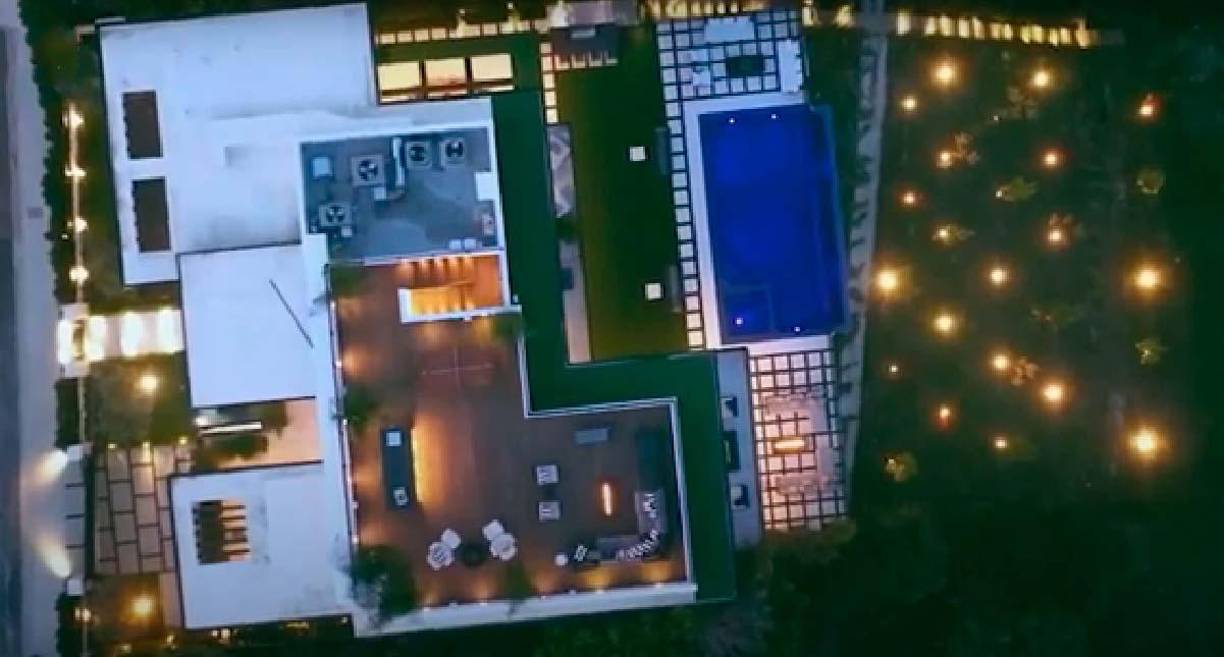 La mansión de Mbappé está valuada en 8.5 millones de dólares, rodeada de más de 2500 metros cuadrados de áreas verdes y ubicada en una exclusiva zona residencial al oeste de París, Francia. 