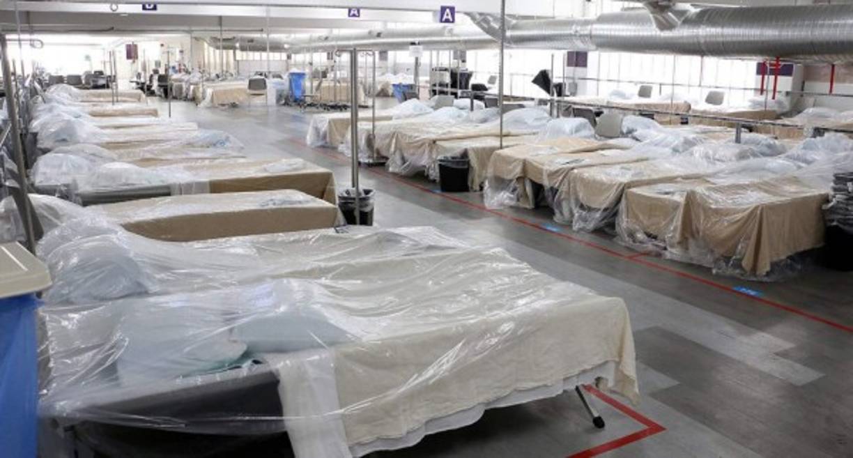 Uno de estos hospitales es el Renown Regional Medical Center de Nevada, que acondicionó el estacionamiento del edificio para atender a enfermos de covid 19 en el mismo tras saturar sus unidades de atención.