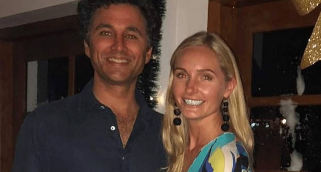 Lucy Lanigan-O’Keeffe, de 31 años y origen irlandés, da clases en las exclusivas escuelas Battersea y en Thomas’s Clapham, y es hermana del atleta olímpico Arthur Lanigan-O'Keeffe e hija del abogado Stephen Lanigan-O'Keeffe.<br/><br/>La relación de la pareja cercana a los Duques de Cambridge va viento en popa ya que a penas hace unos meses se conoció de su noviazo y ya el empresario le ha pedido la mano a la bella maestra. <br/>