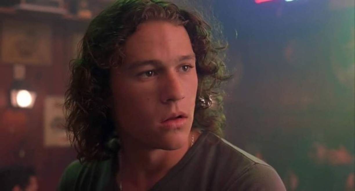 1- 10 Things I Hate About You (10 cosas que odio de ti) - 1999<br/>Calificación 7.2/10 IMDb - 62% Rotten Tomatoes<br/><br/>Una comedia romántica que refuerza la idea de que entre el odio y el amor solo hay un paso.<br/><br/>Bianca (Larisa Oleynik) se las arregla para que su hermana mayor, Kat (Julia Stiles), al fin salga con alguien y así ella también pueda tener una cita con el chico que le gusta.<br/><br/>Con la ayuda de Cameron (Joseph Gordon-Levitt) consiguen contratar a Patrick Verona (Heath Ledger), un chico sombrío con un misterioso pasado, para que enamore a Kat.