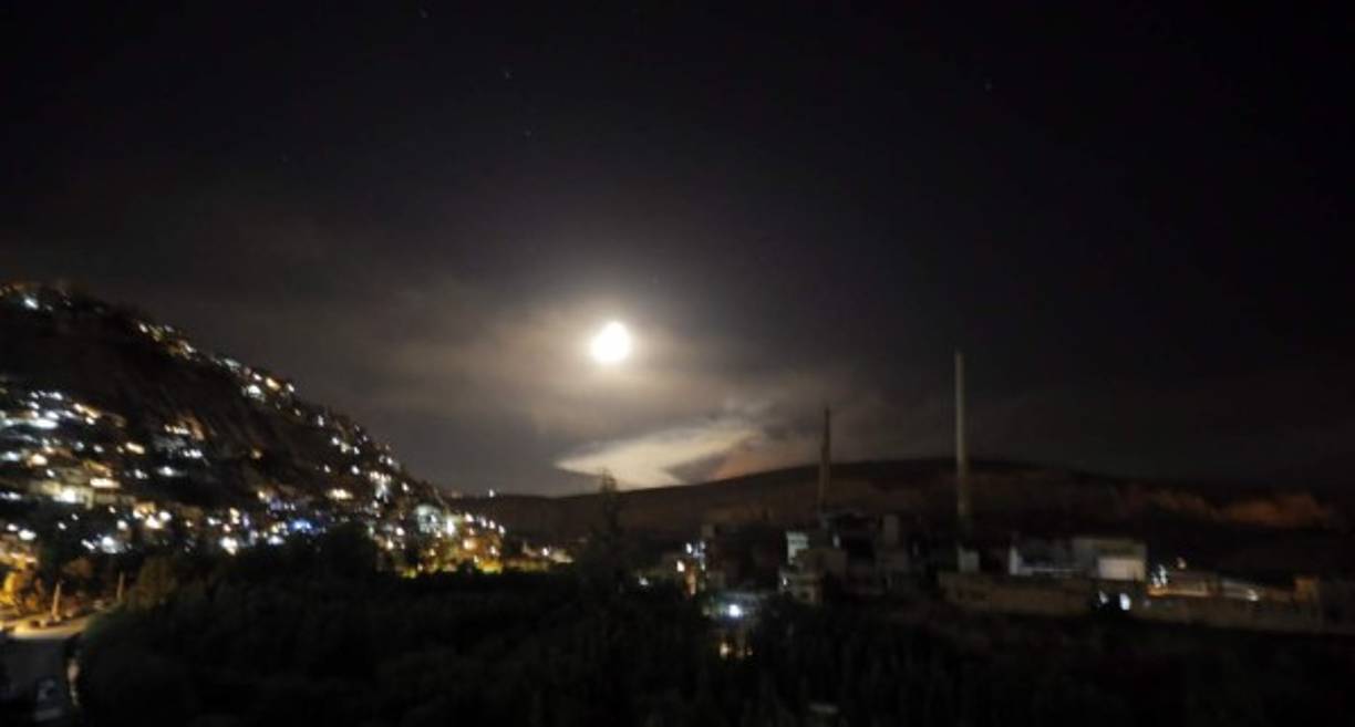 Algunos misiles israelíes lanzados contra el territorio sirio golpearon bases militares, un depósito de armas y un radar militar, informó la agencia oficial siria Sana sin precisar el lugar.