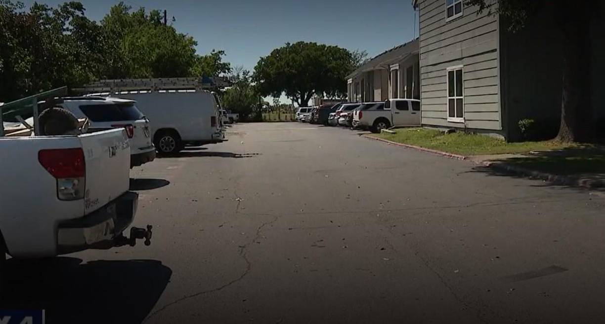 La policía dijo que el viernes por la noche, justo antes de las 10 p.m., los oficiales respondieron a un complejo de apartamentos en Chapel Creek Drive en el noroeste de Dallas. 