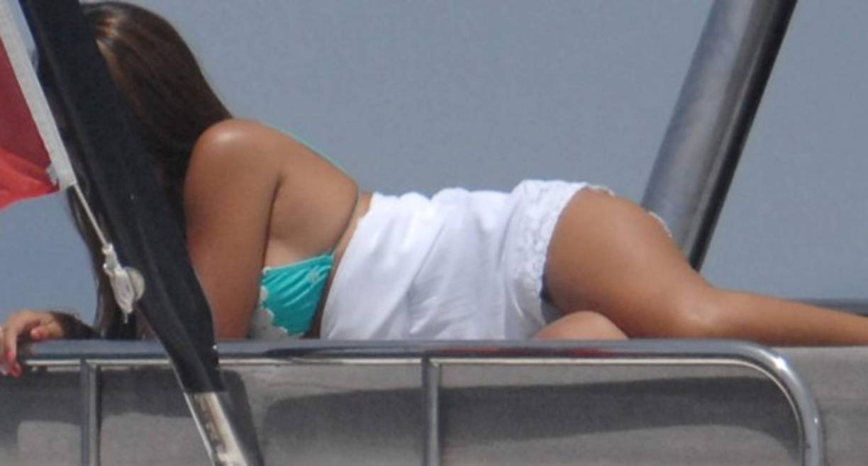 1 de 20<br/>Redacción Trome<br/>19/07/2018 - 10:17h<br/>Más sobre: Lionel Messi, FC Barcelona, Antonella Roccuzzo<br/><br/>Lionel Messi y Antonela Roccuzzo vuelven a ser la sensación en las playas de Ibiza. El capitán de Barcelona decidió pasar la segunda parte de sus vacaciones junto a su esposa, sus hijos y el resto de su familia.<br/><br/>Al parecer Lionel Messi no se cansa del sol, la arena y el mar turquesa, pues había pasado algunos días atrás en las Islas Turcas y Caicos en el Caribe, después de la eliminación en el Mundial de Rusia 2018. Este sería el lugar favorito de Antonella Roccuzzo que disfruta los días a bordo de un lujoso yate que renta el mejor jugador del mundo. <br/><br/>Esta vez Antonella Rocuzzo y Lionel Messi , decidieron no esconderse de los paparazzi como si lo hicieron en las Bahamas. El 10 de Barcelona tiene permiso hasta la próxima semana para incorporarse a la pretemporada en el cuadro catalán. <br/><br/>Una vez más la belleza de Antonella Roccuzzo ha cautiva el lente de todos los paparazzi, pero ella ha decidido no exponerse mucho en ropa de baño, pues hace solo 4 meses dio a luz a su tercer hijo, Ciro. FOTO Grosby Group.