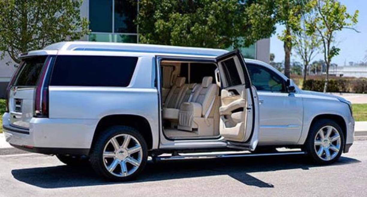 El Cadillac de Tom Brady tiene gigantes asientos reclinables, mesas, pantallas de televisión e incluye internet de alta velocidad.