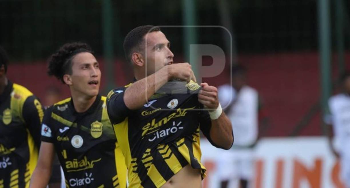 Omar Rosas y su festejo tras el gol que le dio la victoria a la máquina.