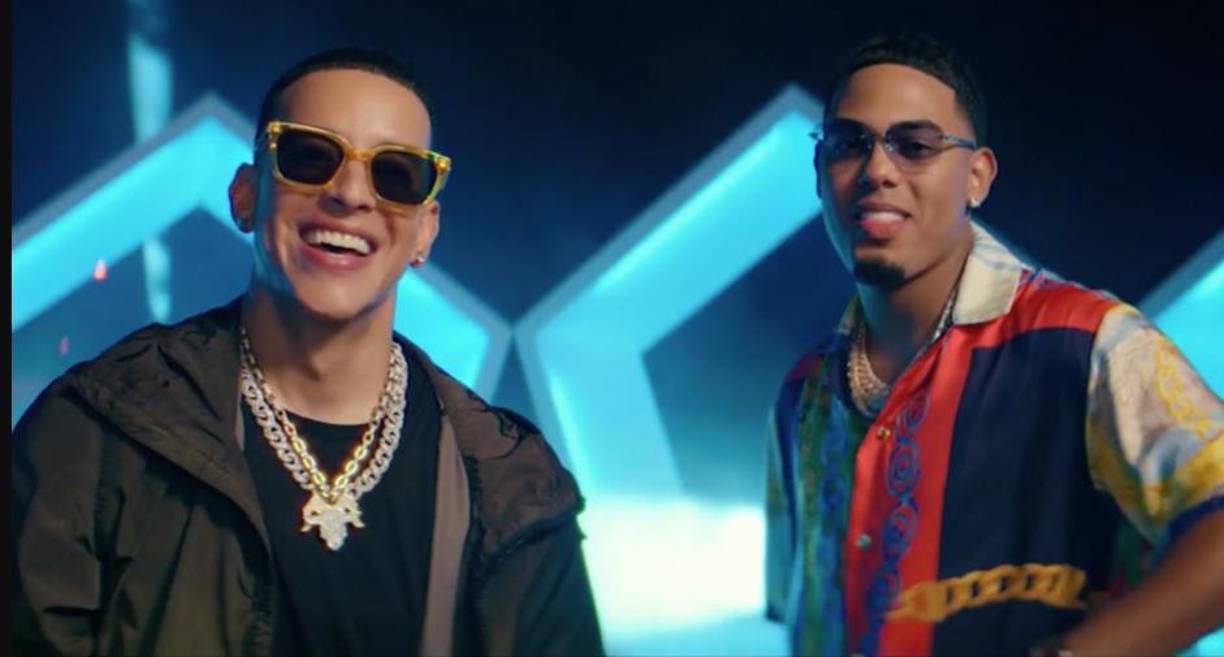 “Gasolina” del puertorriqueño Daddy Yankee también aparece en el reconocido filme, pero con una nueva versión llamada “Gasolina Safari Riot Remix”, que grabó el cantante urbano Myke Towers, con el que se logra darle un nuevo aire a la melodía, que originalmente fue lanzada hace 20 años.
