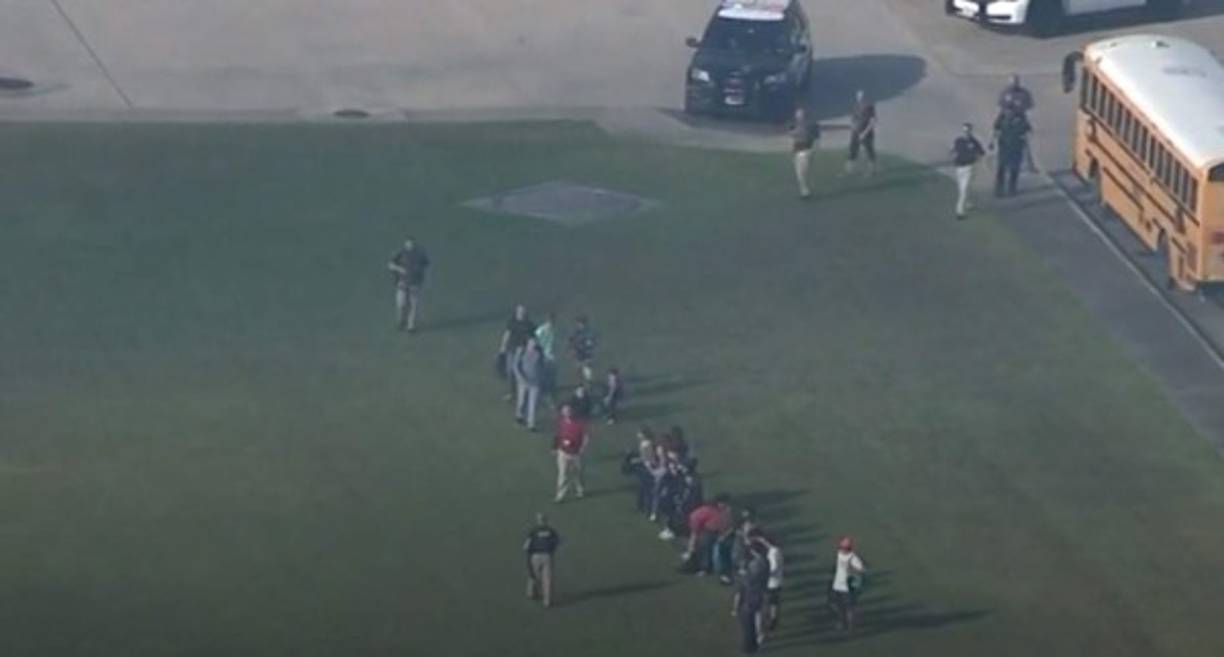 El tiroteo tuvo lugar al comienzo de la jornada escolar en el centro educativo Santa Fe High School.