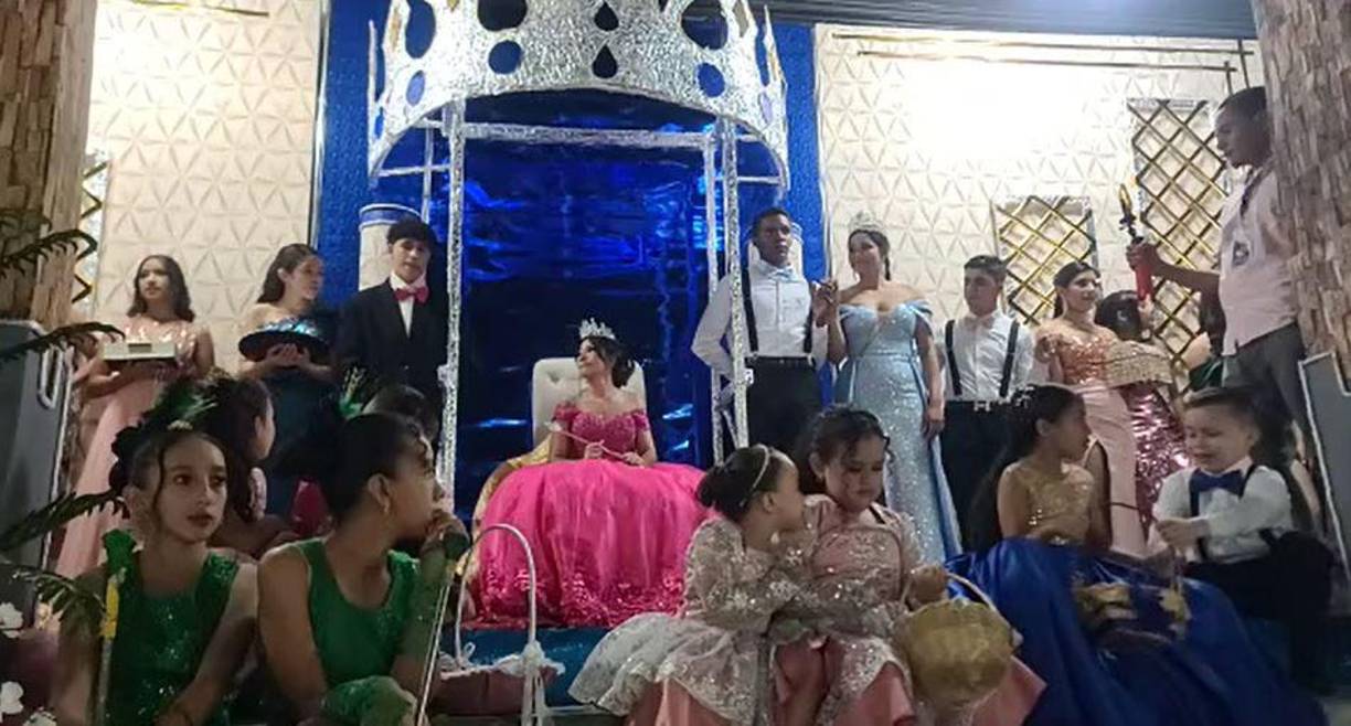 “Después, cuando las despidieron a ellas, que ya había pasado la coronación, ella estuvo bailando el vals, pero de repente fue que se desmayó. Ella se desmayó dentro del salón. Primero se desmayó la princesa”, agregó.