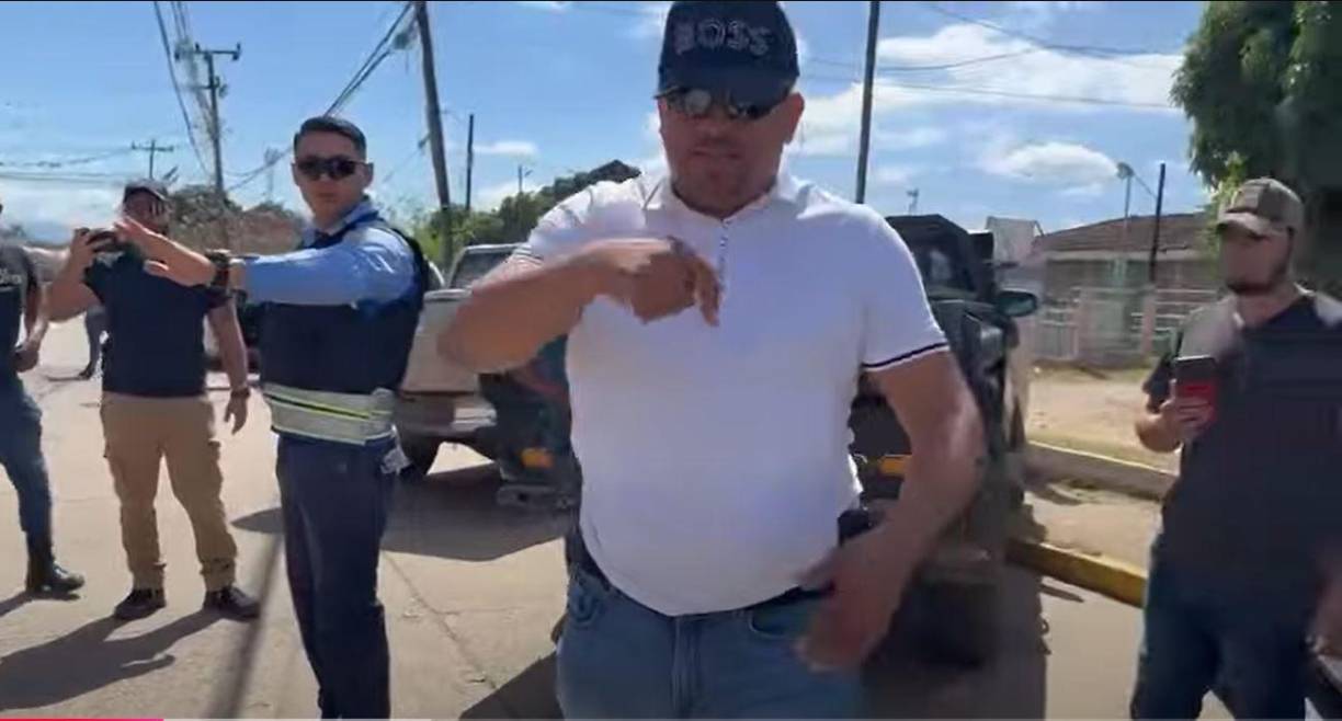 Sin embargo, el comisario Cristian Nolasco realizó un disparo al suelo como advertencia, lo que desató el caos entre los asistentes al acto religioso.