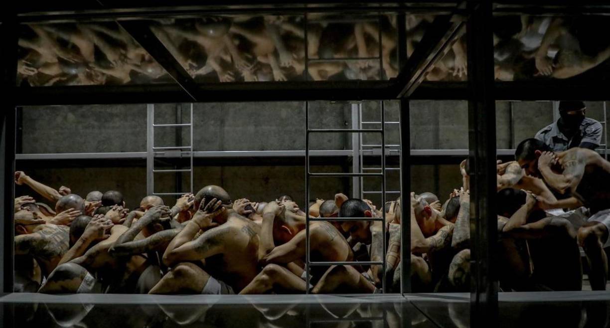 Las “duras condiciones” a las que son sometidos los pandilleros en la nueva cárcel le han valido serias críticas a Bukele.