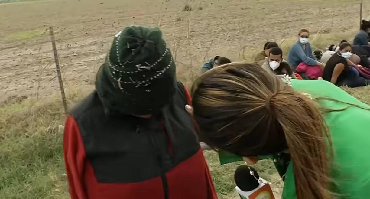 Snyder, que realizó solo el viaje desde Honduras a Estados Unidos, permaneció durante seis semanas con una familia estadounidense que colabora con el Gobierno de Joe Biden para acoger a los menores inmigrantes tras la saturación de los albergues por la crisis fronteriza. Aquí cuando era entrevistado por la periodista hondureña Maity Interiano.